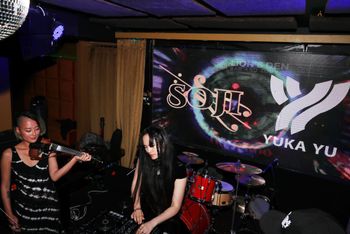 YUKA YU DJ'ed with Soji violin
