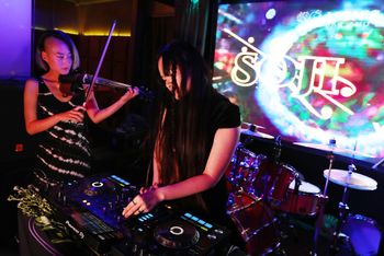 YUKA YU DJ'ed with Soji violin
