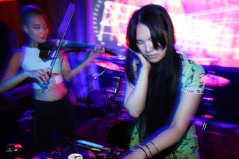 YUKA YU DJ'ed with Soji violin
