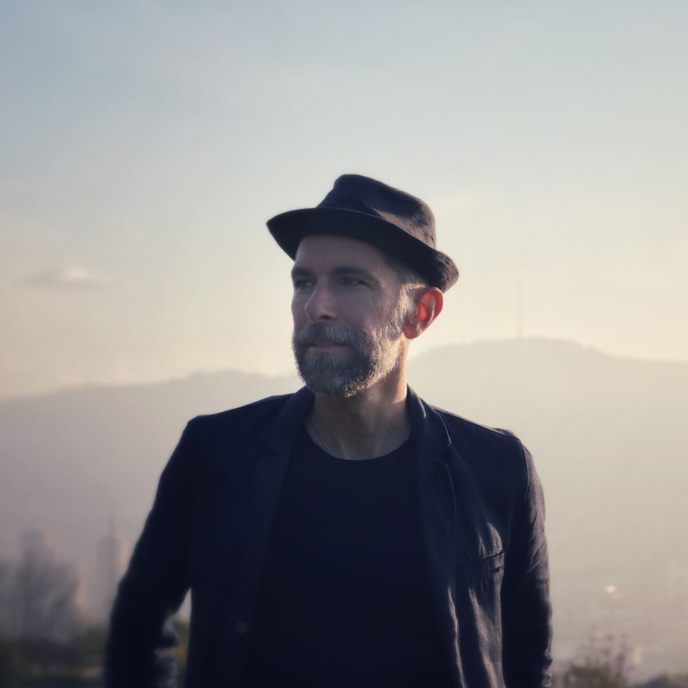  Dulexico ist ein Sänger und Songschreiber aus Zürich, der sich mit den Irrungen und Wirrungen des menschlichen Daseins in seiner Stadt (und manchmal darüber hinaus) auseinandersetzt. 
