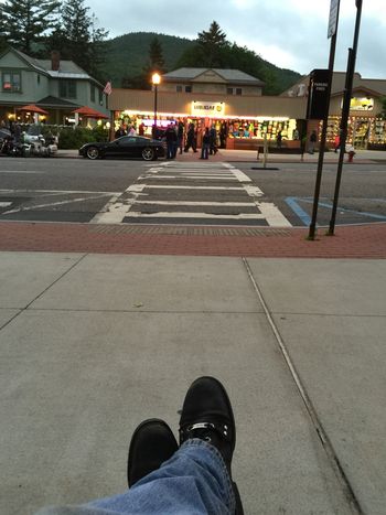 Sidewalk chilling. Americade 2016.
