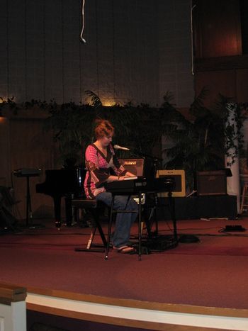Belinda is playing the piano before the concert for Gerald Wolfe.
