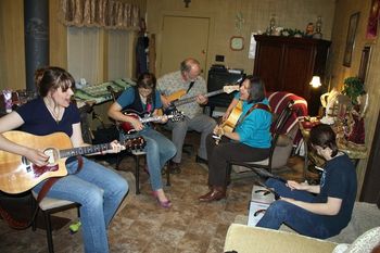The Hubbard Family was good enough to come over to meet Peppe and do some awesome pickin'...
