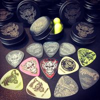 WHUT? Pick Tin Set