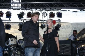 Frank Beyhl from Radio Gong Würzburg and Tracy on stage.
