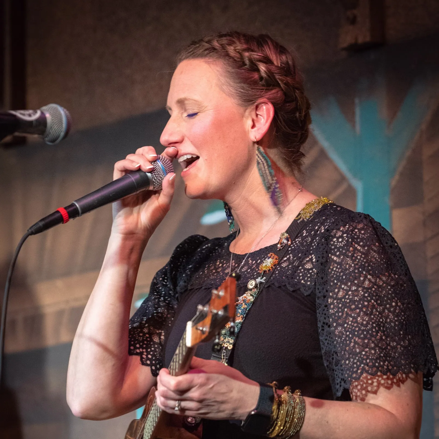 Victoria Vox, loop artist and ukulele player