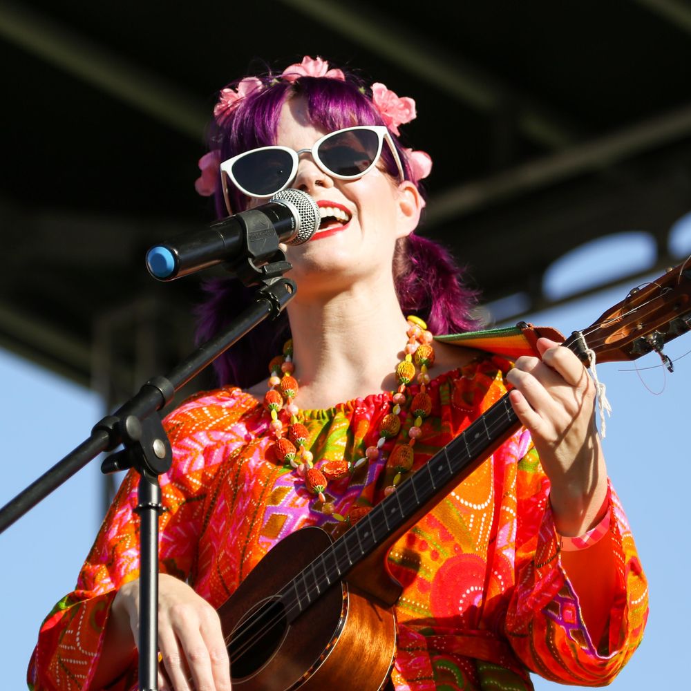 Lucy & La Mer playing a ukulele