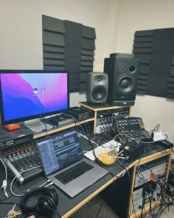 UVA's Starship Studio. Akimi's debut single, Schadenfreude, was recorded in this studio across a lenghty 12 hour session. It was the first time Akimi and her producer worked together. What resulted is her most popular release to date.
