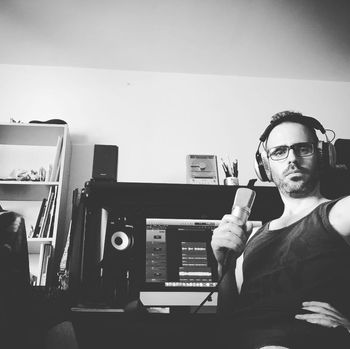 En mi estudio casero de Oakland, California, donde grabé la mayor parte de 'The Entertainer EP' (2018).
