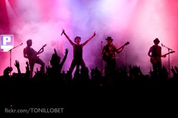 A la voz con Sindicato del Riff (foto: Toni Llobet, 2011).
