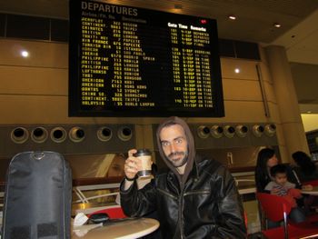 En LAX, esperando mi vuelo de vuelta a Barcelona después de mi primer viaje a EE UU (2012).
