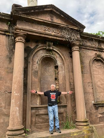 Berry Oakley pose at Bond Tomb, back cover first album.

