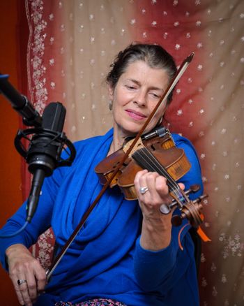 CD - Anne Lindsay on violin, Credit: Jason LaPrade
