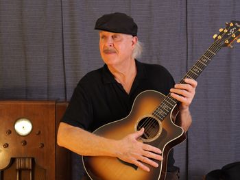 New photo, Nov 2023. With my Taylor guitar and my "Don Matteo" hat!
