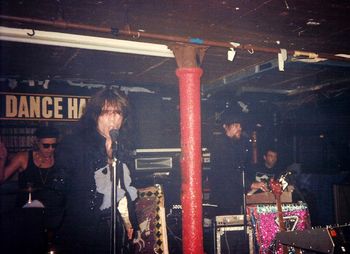 Dingwalls, UK, 1988 Andy and Chas sing the chorus of the Wall of Voodoo classic, Red Light, beloved by all. Ned stands
and percusses. Photo by Steve Power
