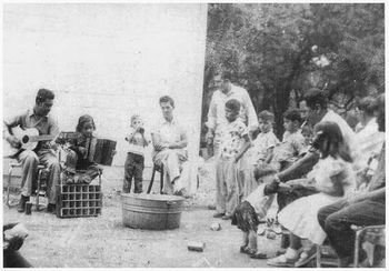 Local musician, Rudy Jímenez (Guitar), accompanying Eva (Accordion) outside a San Antonio icehouse. L – R: Rudy Jímenez and Eva Ybarra
