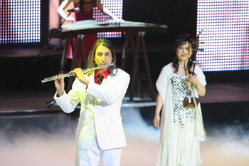 Chinese New Year Concert (WOW TV broadcasting) with Erhu musician Lin Xiao-Qiu, Toronto (photo by Lin Feng)
