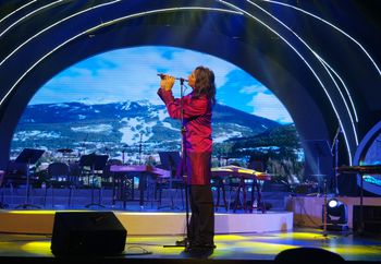 Beautiful scenery of Canada played during Ron's performance
