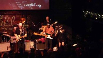 Whitney Steele on stage with the Dave Mason Band singing 'Feeling Alright'

