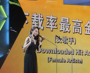 Serene Koong 龚芝怡 at Singapore Hit Awards 2013, "MeRadio Top Downloaded Hit - Female Artist"
