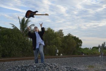 Dave using his amazing powers of guitar levitation.
