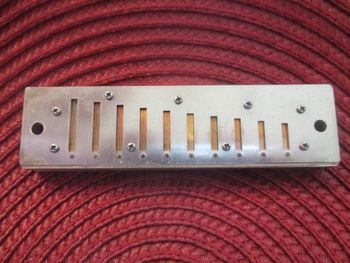 Full view of the reed plate attached to the comb with 9 screws
