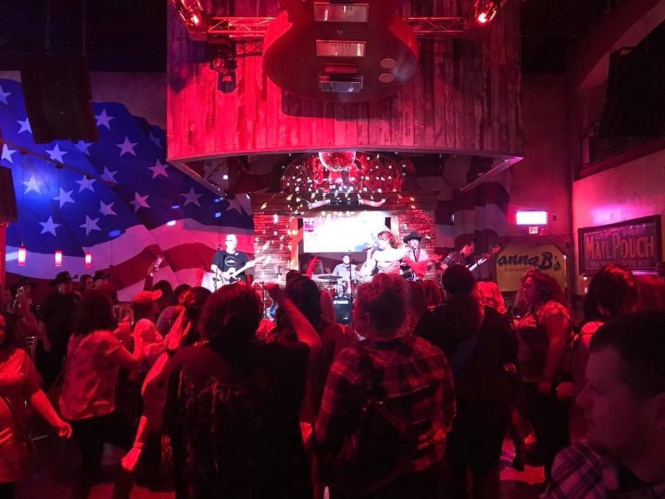 kari Holmes Live Shots