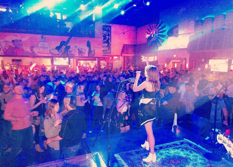 kari Holmes Live Shots