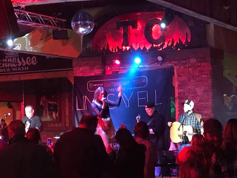 kari Holmes Live Shots