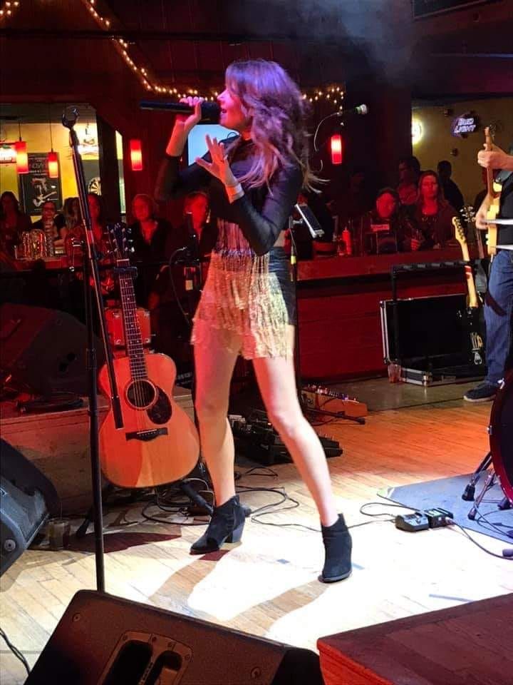 kari Holmes Live Shots