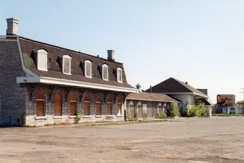 Kingston Outer GTR forecourt side buildings 1996 CC
