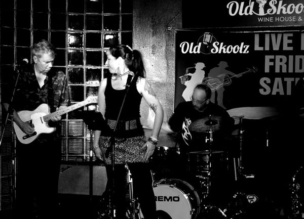 Cool  band, Enid Archer is Lola , amazing talent can sing the dictionary. Rockabilly blues.
Joe Meyer Bass
Steve Shifsky Drums 
Leon Guitars 