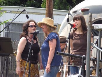 AnnMarie, Jodi and Brittany at Rosendale Rocks The River 2009
