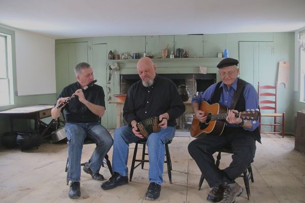 Full Gael features Joe Fox on concertina, Gary Palmer on guitars/vocals and yours truly on flute/vocals.  We perform in venues around Souther New England and are the "Irish House Band" for the living history museum Old Sturbridge Village in Sturbridge Massachusetts.