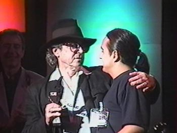 Gato Barbieri entregando el premio a José Luis (La Habana, 2000).
