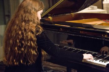 Lara Driscoll (piano), Sue Conolly (photo)
