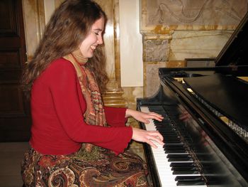 Lara Driscoll (piano), Robert Meier (photo)
