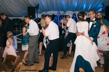 We love to see our couples dancing close.
