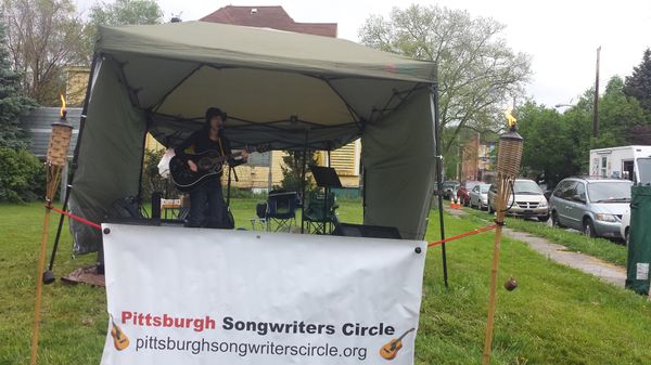 Dori Cameron entertaining runners at the Pittsburgh Marathon