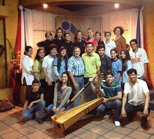 Above: Workshop in Paraguay, October 2013
at "Arpa Roga" (The House of the Harp). Students and teachers learned Alfredo's unique approach to special techniques as well as his "Prevention of Injury" workshop/master class.