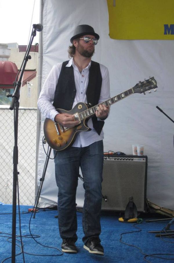 Chris Hanna is an American Guitarist, Singer, Songwriter and Producer from Southern California.