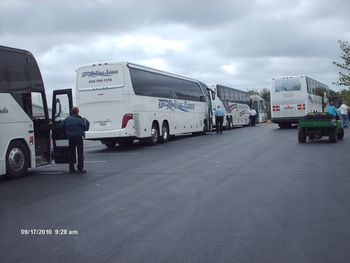 Linkous Tour buses unloading at Huber Farms 09/17/10
