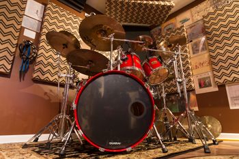 Pearl BLX Series kit. 10", 12", 13", 15", 22" Birch. 5.5"x14" Free Floating Maple Snare. Photo by Matthew Cohen
