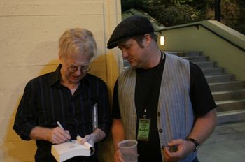 Mike Fawns over Larry Kirwan of Black 47
Photos (c) 2006 Knuff Photography
