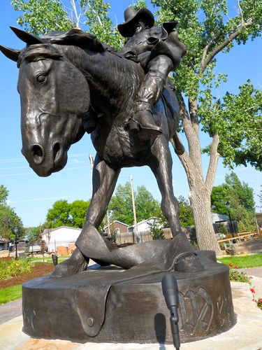 Chris LeDoux - The Monument