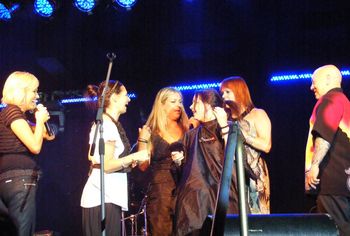 Beccy Cole, Kasey Chambers, Gina Jeffreys, Kate Ballantyne & Angry Anderson (pic Robyn Waugh)at Camp Quality Head Shave
