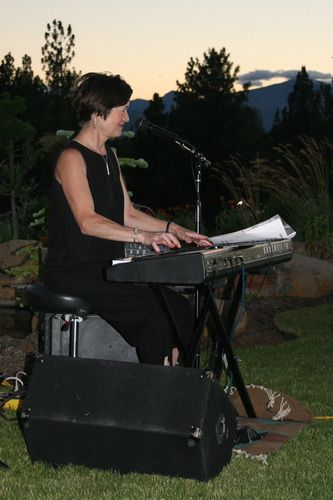 Lindy playing for the Aspen Lakes "Sunset Serenade" in Sisters, Or. July 11th 2010.
