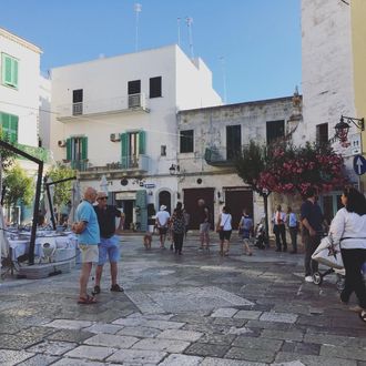 a picture of the square in the town Monopoli