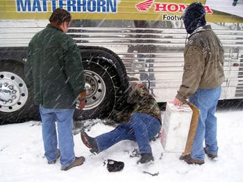 ..so Keith crawled under the bus and put our chains on. When
the big rigs are sliding around we know we're in some bad
weather. Too bad there wasn't more room under the bus.
