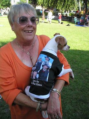 2006 - Pinetop AZ - Now for something completely different...why have we never
thought of Doo-Wah doggie-wear?!? This Doo-Wah fan
attended our show in Monrovia recently. I think this may catch
on!
